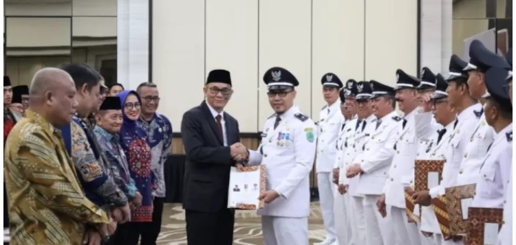 Menerima Penghargaan sebagai Kategori Desa Mandiri